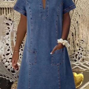 Sommerlig denimkjole med V-hals