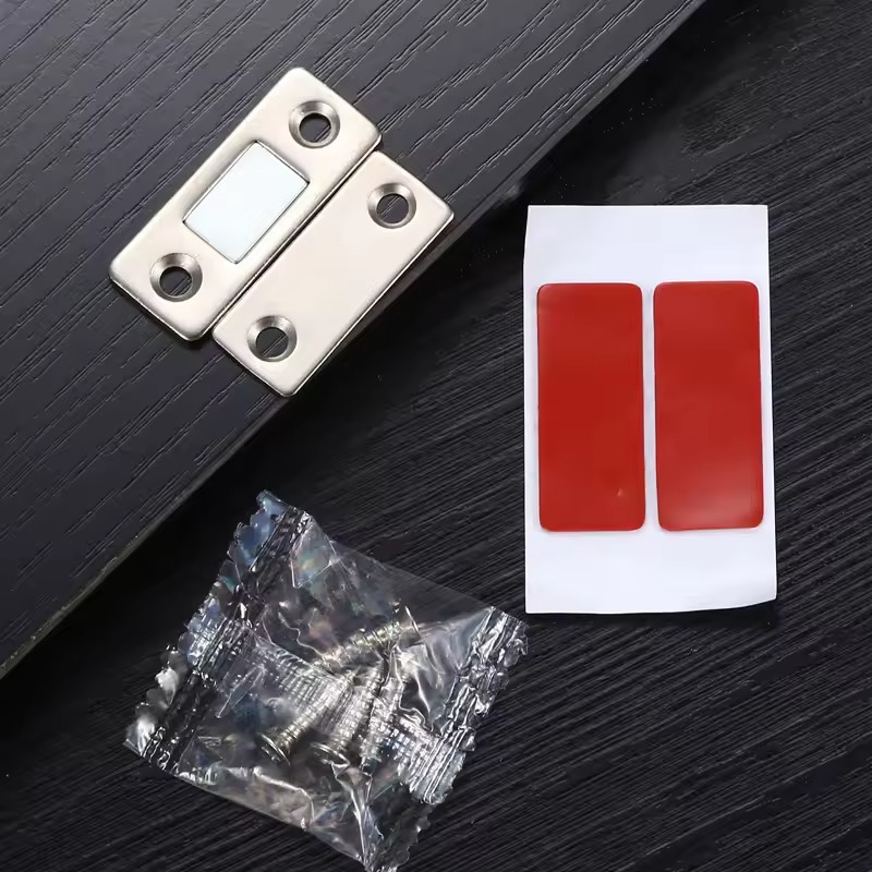 Magnetic door lock